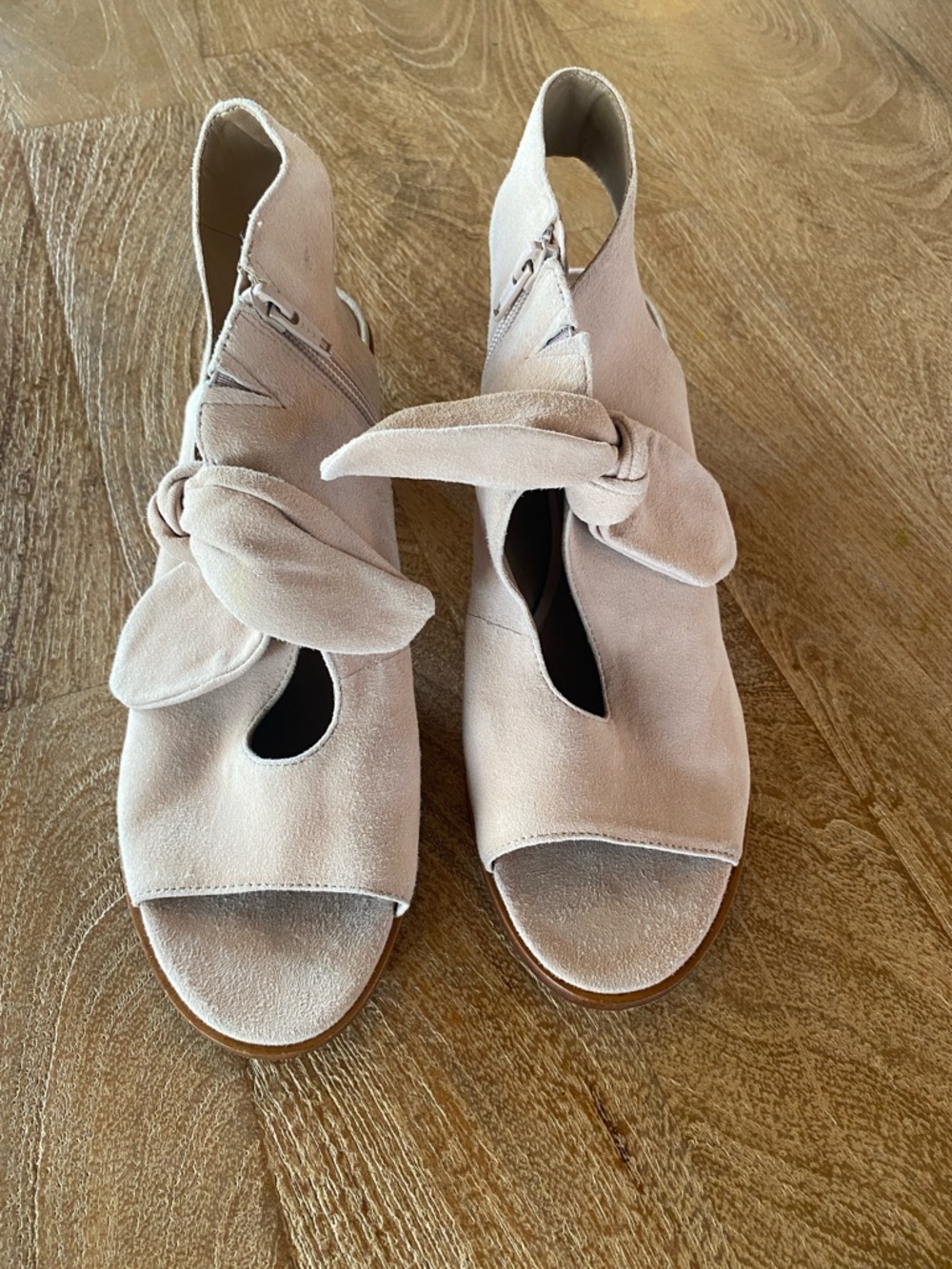 Bernardo “Luna” bow heels - Picture 14 of 15